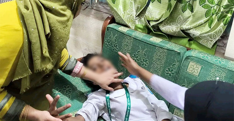 তীব্র গরমে শ্রেণিকক্ষে অসুস্থ হয়ে পড়লো ২২ শিক্ষার্থী