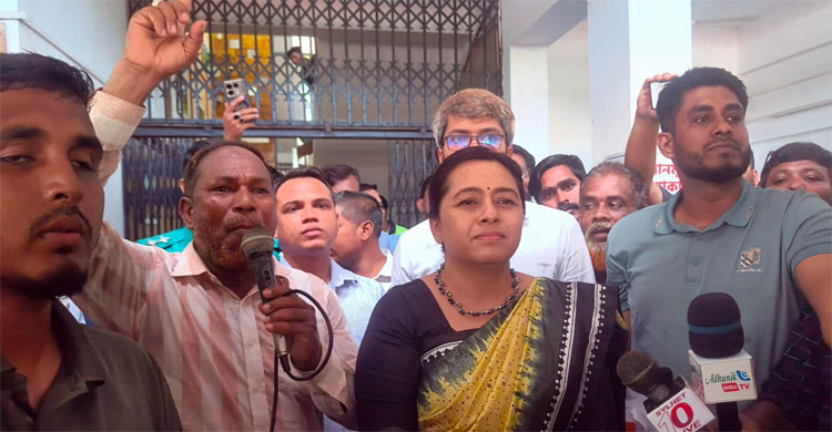 ব্যাটারিচালিত রিকশাচালকদের বিক্ষোভ-ভাঙচুর, ডিসির কার্যালয় ঘেরাও