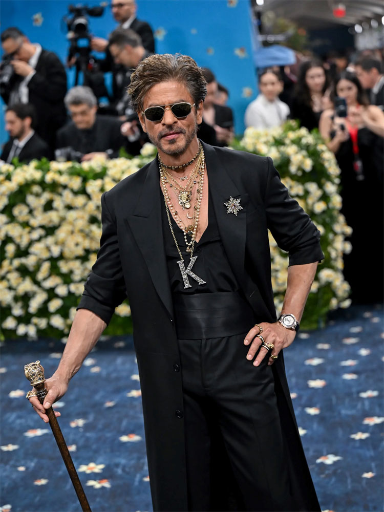 সবাইকে ছাড়িয়ে বিশ্বের সবচেয়ে ধনী তারকা এখন শাহরুখ খান