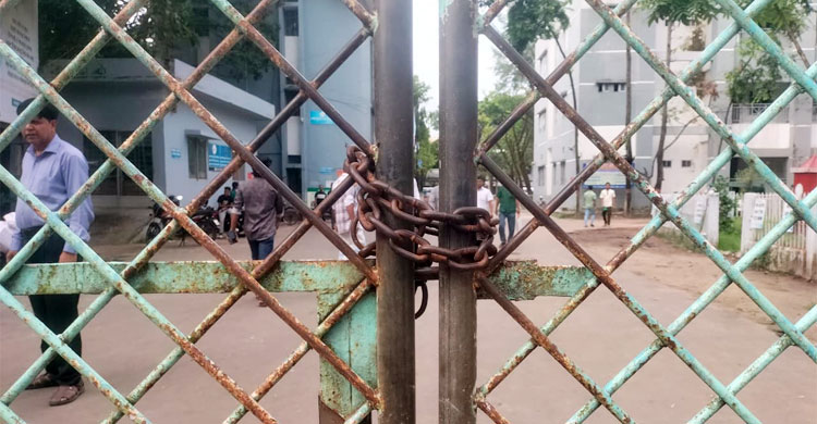 সিলেট জেলা প্রশাসকের কার্যালয়ে তালা দিয়ে বিক্ষোভ