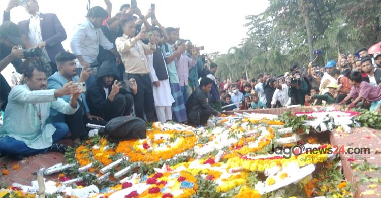 ফুলে ফুলে ভরে গেছে স্মৃতিসৌধের বেদি