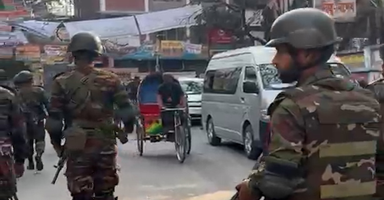 ভোটকেন্দ্রগুলোতে কঠোর অবস্থানে সেনাবাহিনী