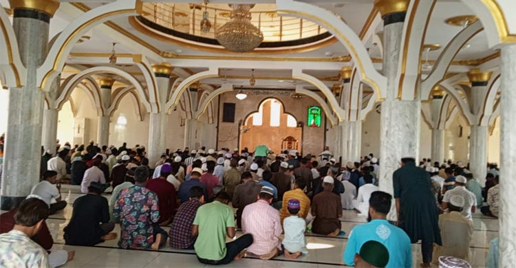 পর্যটকদের নজর কাড়ে মসজিদে নূর