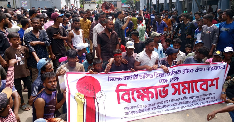 ব্যাটারিচালিত রিকশাচালকদের বিক্ষোভ-ভাঙচুর, ডিসির কার্যালয় ঘেরাও