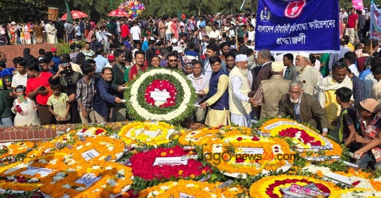 ফুলে ফুলে ভরে গেছে স্মৃতিসৌধের বেদি