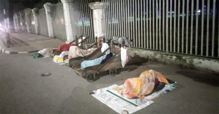 শীতের রাতে কষ্টের শেষ নেই ছিন্নমূল মানুষদের
