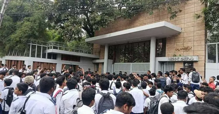 বিচারপতির বিরুদ্ধে ব্যবস্থা চেয়ে শিক্ষার্থীদের স্মারকলিপি