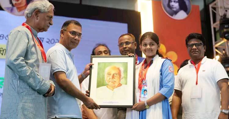 প্রধানমন্ত্রীর হাতে নজরুলের প্রতিকৃতি তুলে দিয়ে আলোচনায় সাবা