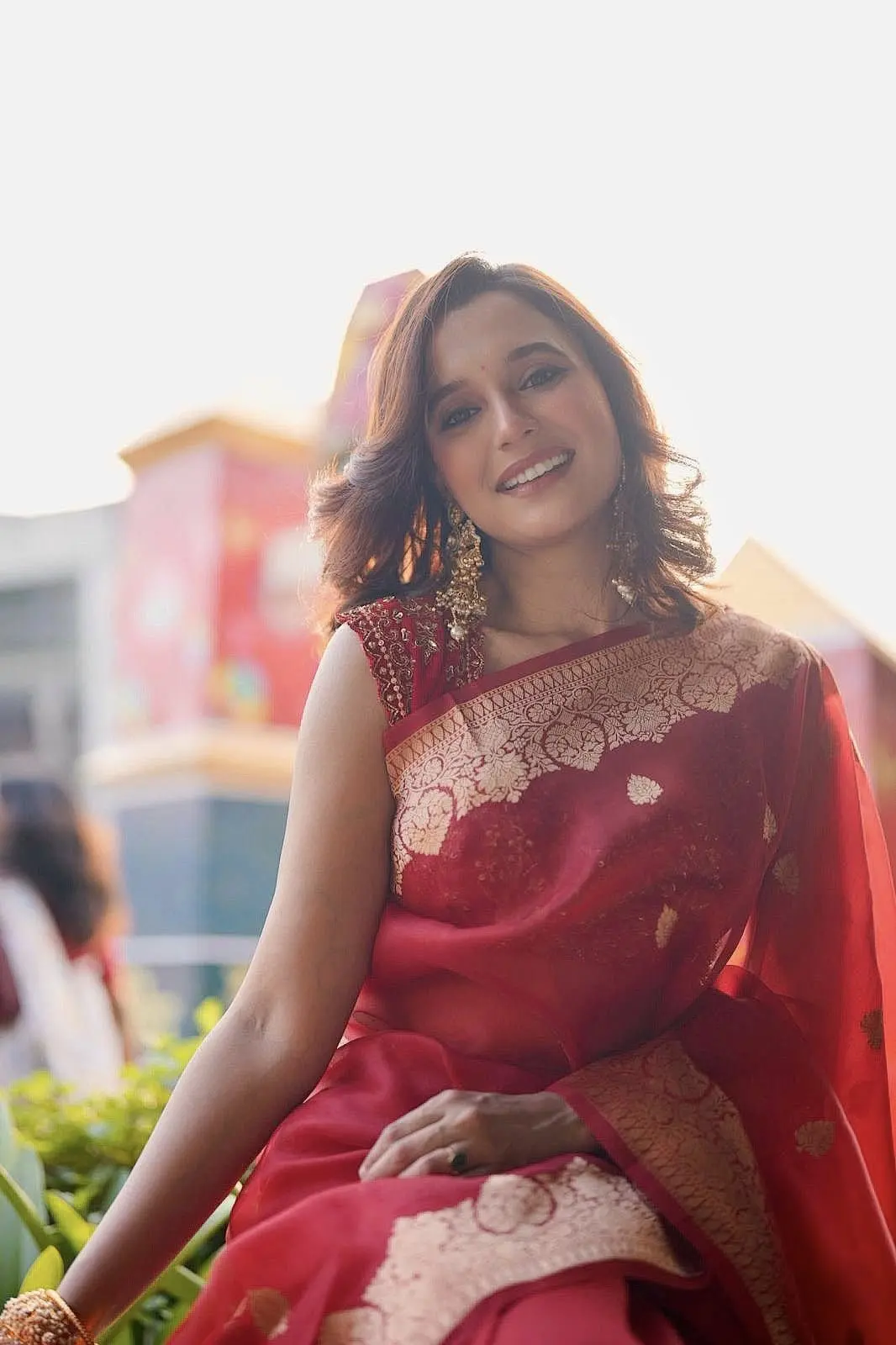 লাল শাড়িতে মোহময়ী সাবিলা