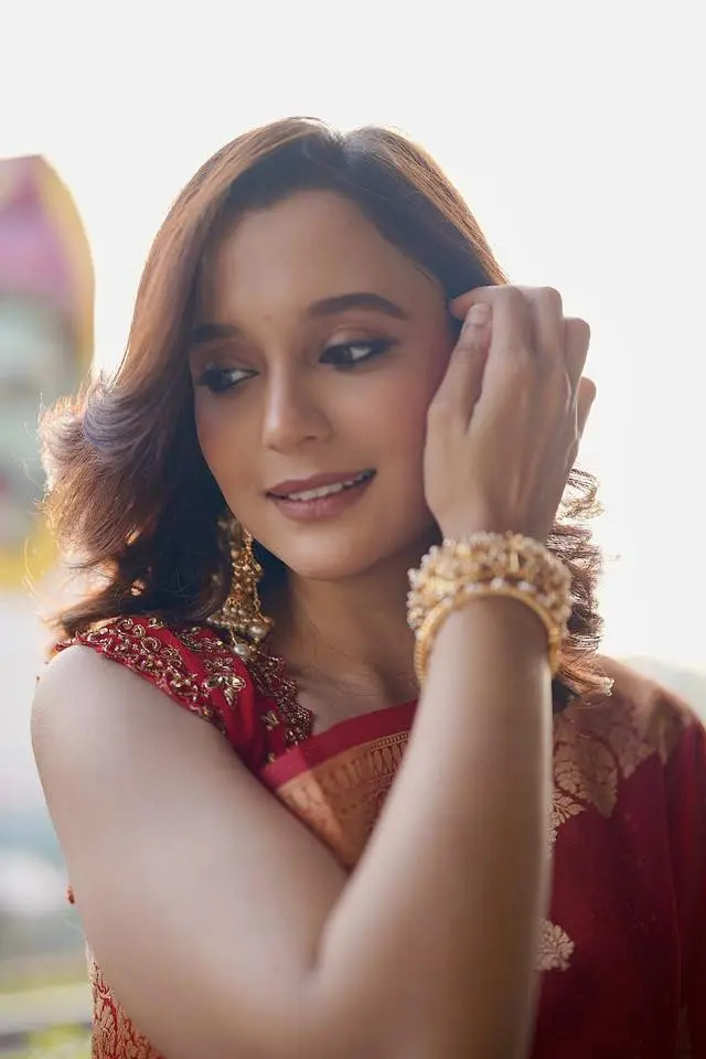 লাল শাড়িতে মোহময়ী সাবিলা