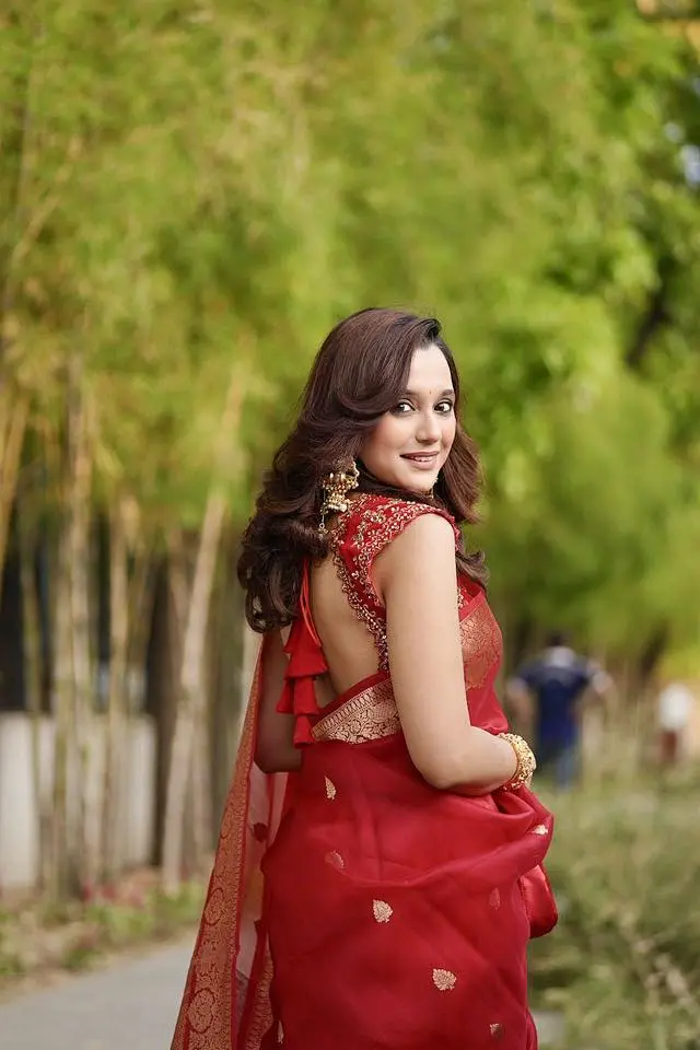 লাল শাড়িতে মোহময়ী সাবিলা