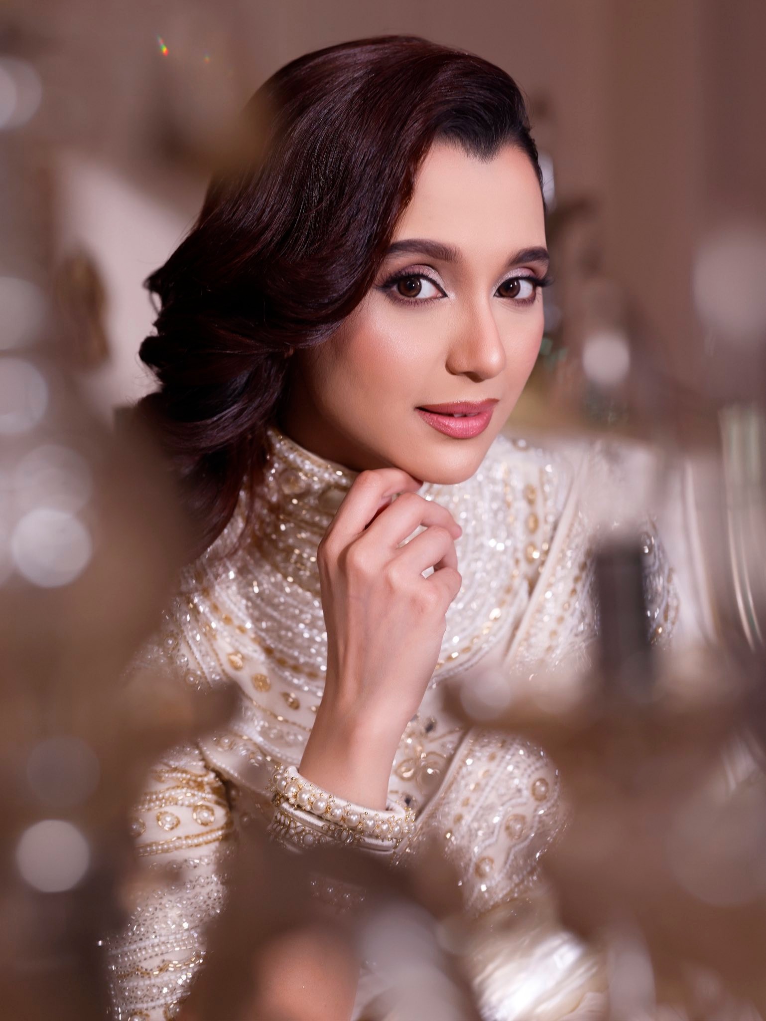 সাদার রাজকীয়তায় মোহময় সাবিলা নূর