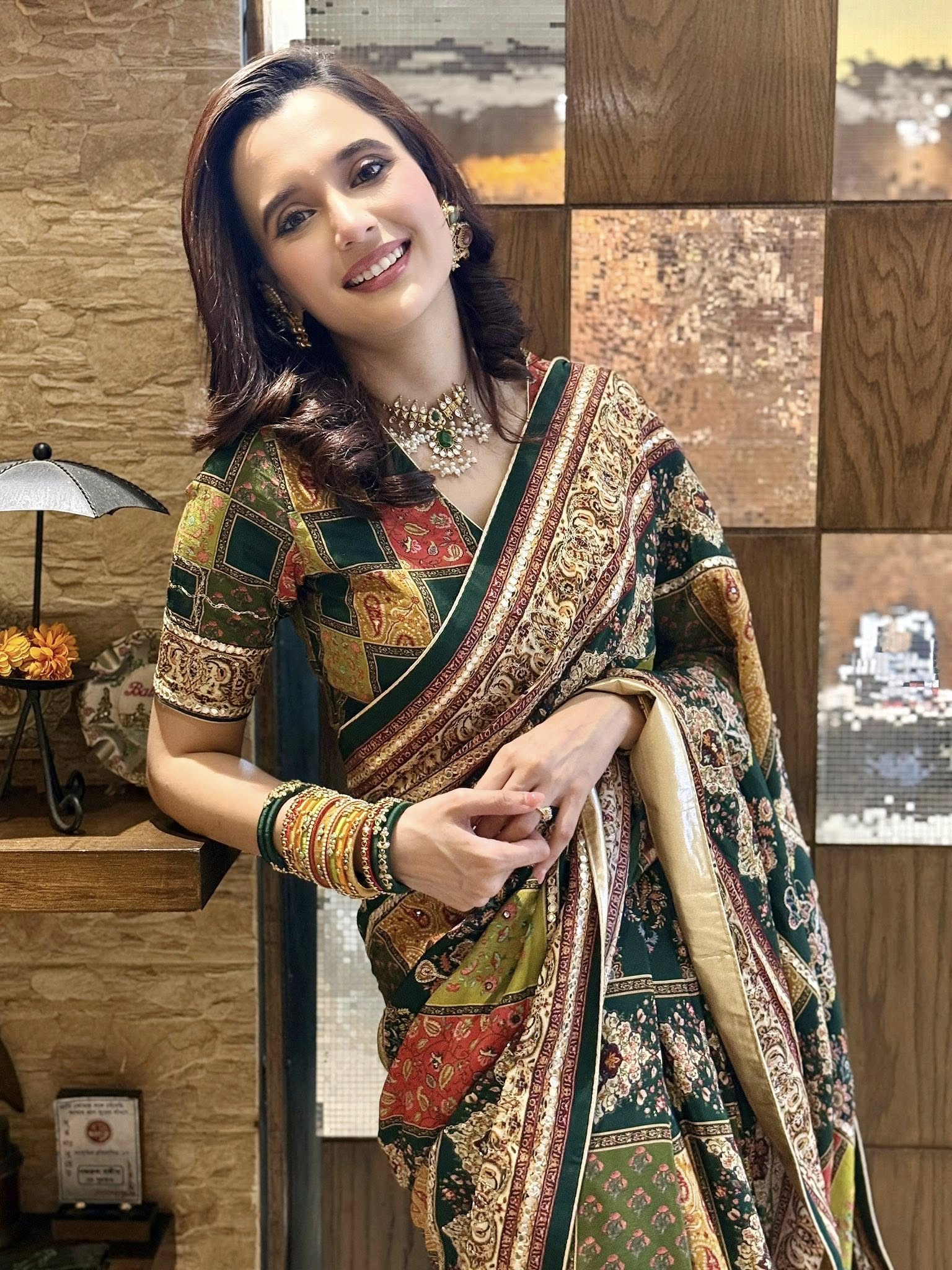 শাড়ি, চুড়ি ও সাবিলা