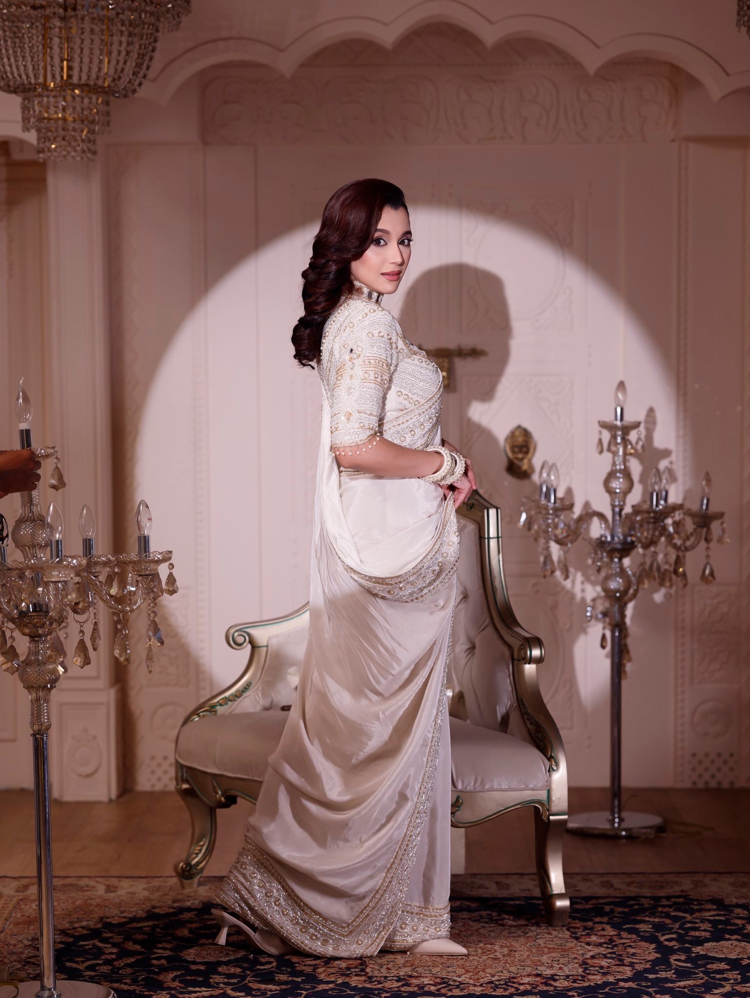 সাদার রাজকীয়তায় মোহময় সাবিলা নূর