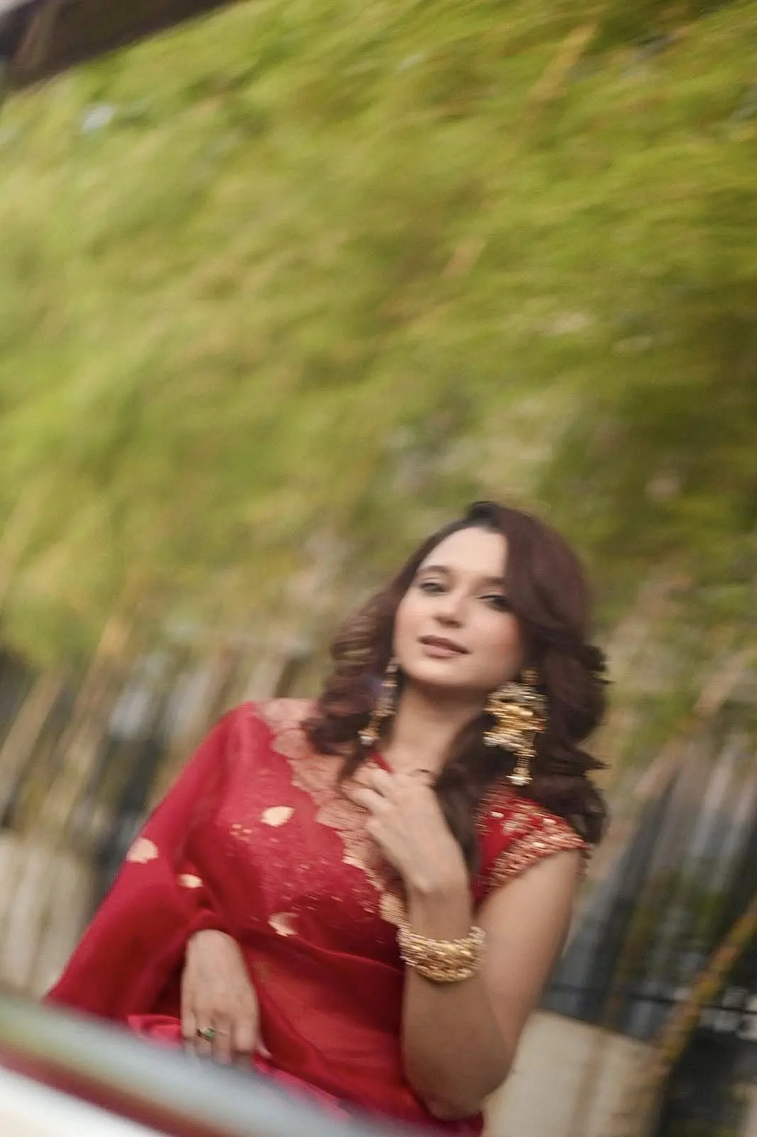 লাল শাড়িতে মোহময়ী সাবিলা