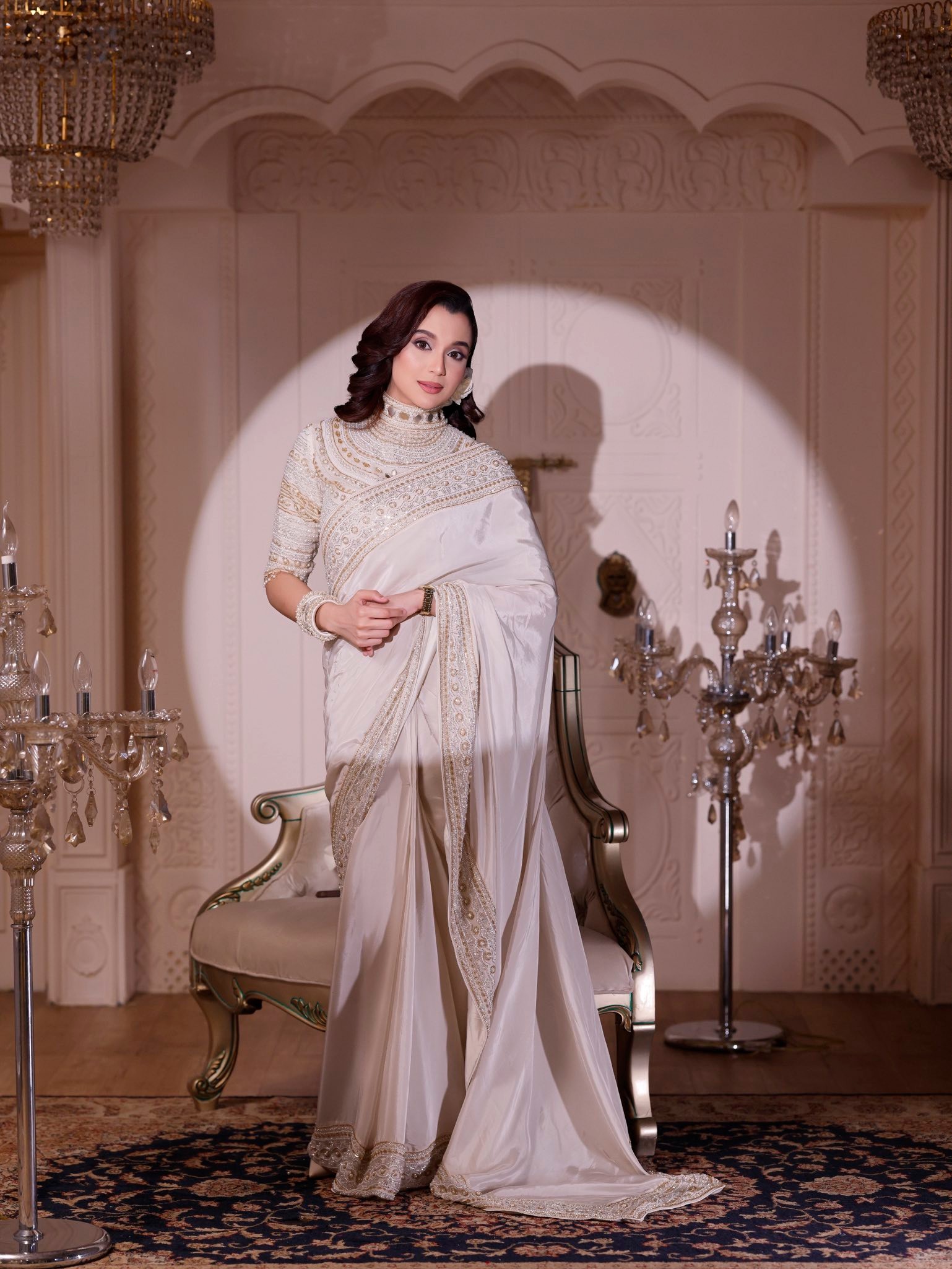 সাদার রাজকীয়তায় মোহময় সাবিলা নূর