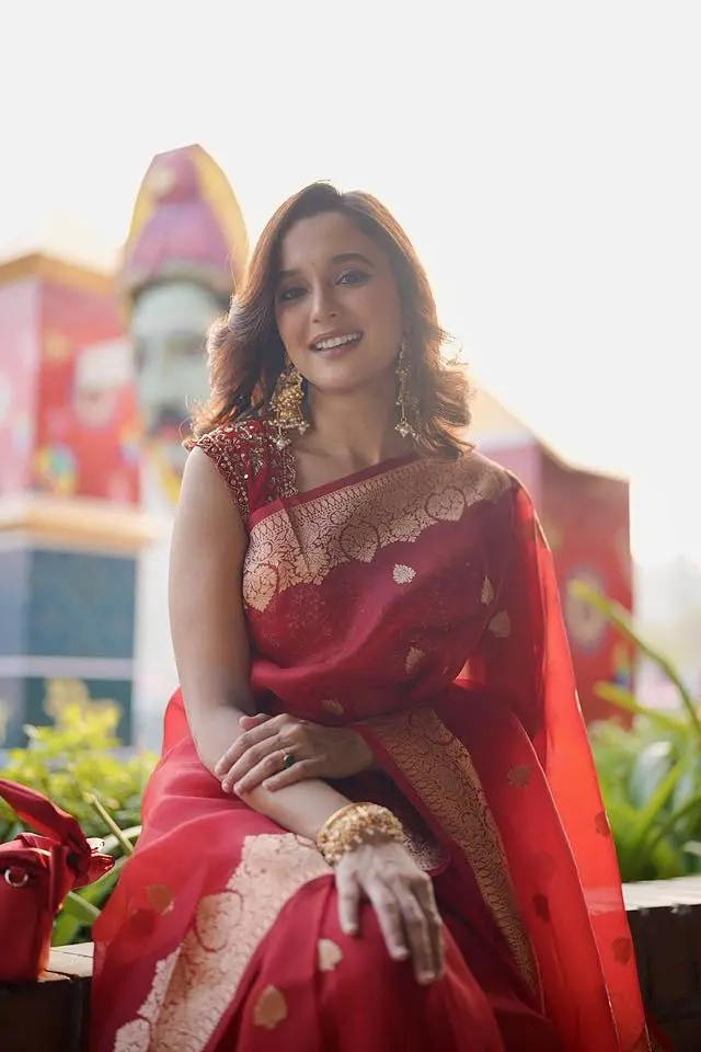 লাল শাড়িতে মোহময়ী সাবিলা