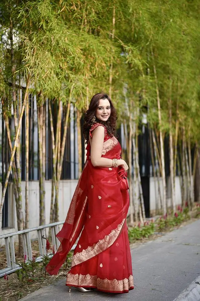 লাল শাড়িতে মোহময়ী সাবিলা