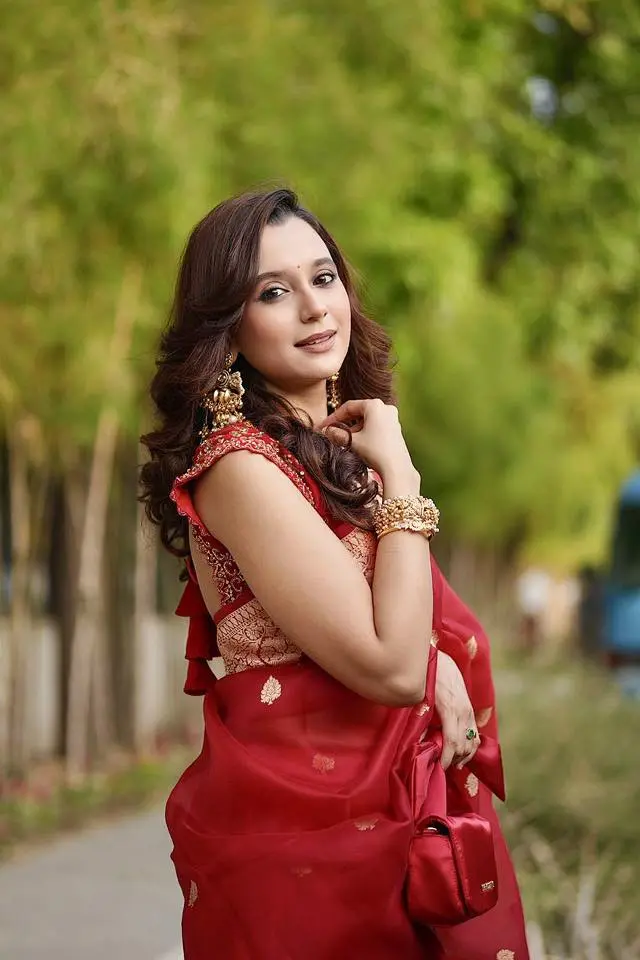 লাল শাড়িতে মোহময়ী সাবিলা