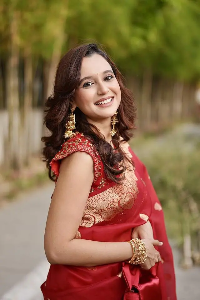 লাল শাড়িতে মোহময়ী সাবিলা