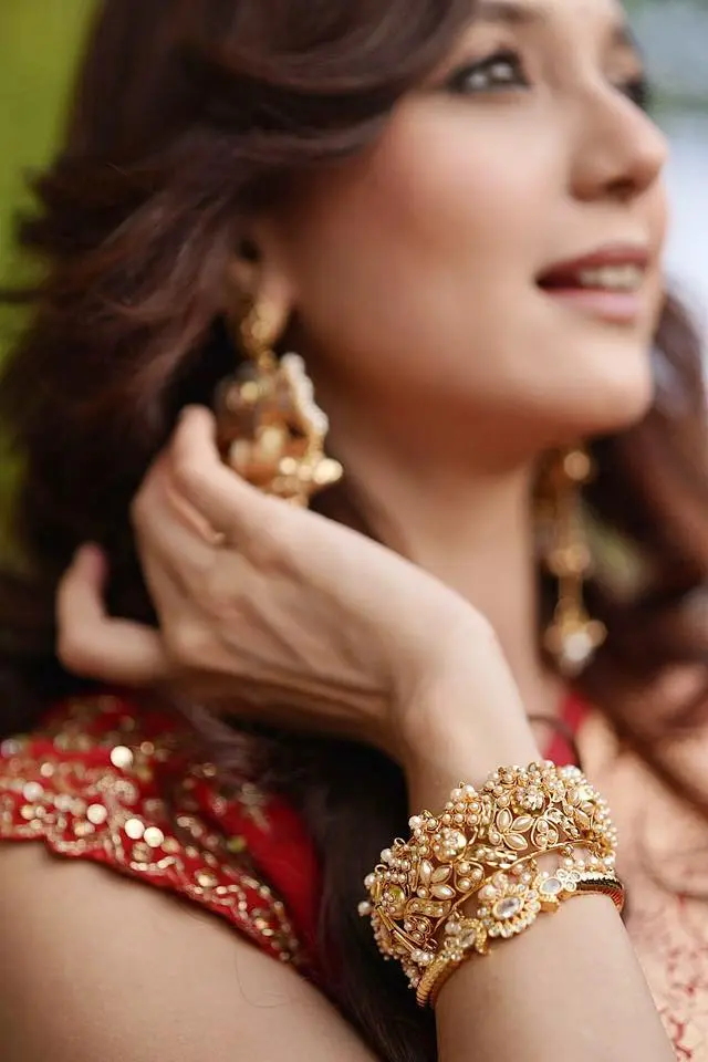 লাল শাড়িতে মোহময়ী সাবিলা