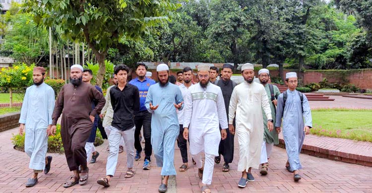 জাতীয় কবি কাজী নজরুল ইসলামের কবর জিয়ারতের মধ্যদিয়ে ঢাকা বিশ্ববিদ্যালয় কেন্দ্রীয় ছাত্র সংসদ (ডাকসু) নির্বাচনের প্রচারণা শুরু করেছে ইসলামী ছাত্র আন্দোলন সমর্থিত প্যানেল ‘সচেতন শিক্ষার্থী সংসদ’