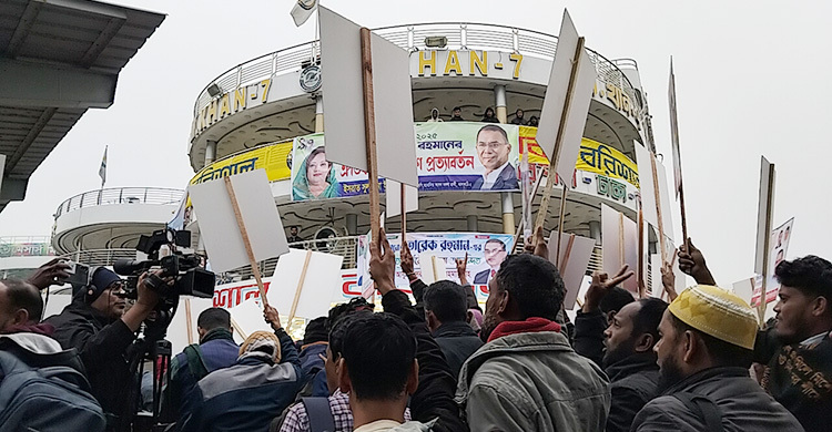 একের পর এক লঞ্চ ভিড়ছে সদরঘাটে, মুখরিত নানান স্লোগানে