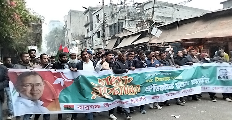 একের পর এক লঞ্চ ভিড়ছে সদরঘাটে, মুখরিত নানান স্লোগানে