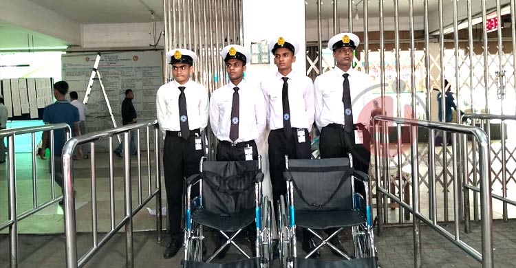 সদরঘাটে যাত্রীর চাপ বাড়ছে, ফ্রি কুলি ও ট্রলি সুবিধায় স্বস্তি