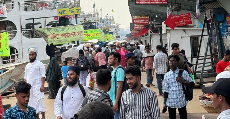 সদরঘাটে বাড়ছে যাত্রীর চাপ, কেবিন বুকিং-টিকিট কাটতে ভিড়
