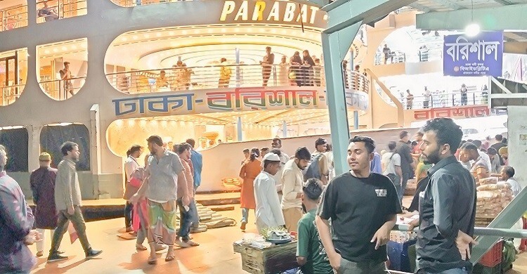 সদরঘাটে যাত্রীচাপ কম, লঞ্চে কেবিন ফাঁকা