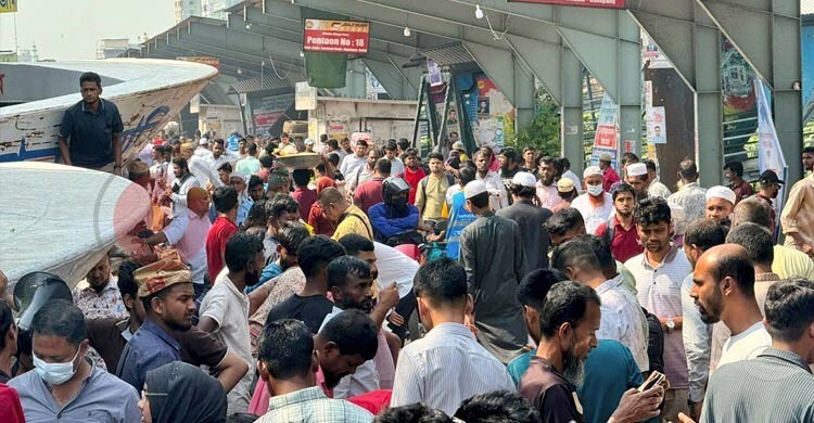 সদরঘাটে যাত্রীর চাপ বাড়ছে, ফ্রি কুলি ও ট্রলি সুবিধায় স্বস্তি