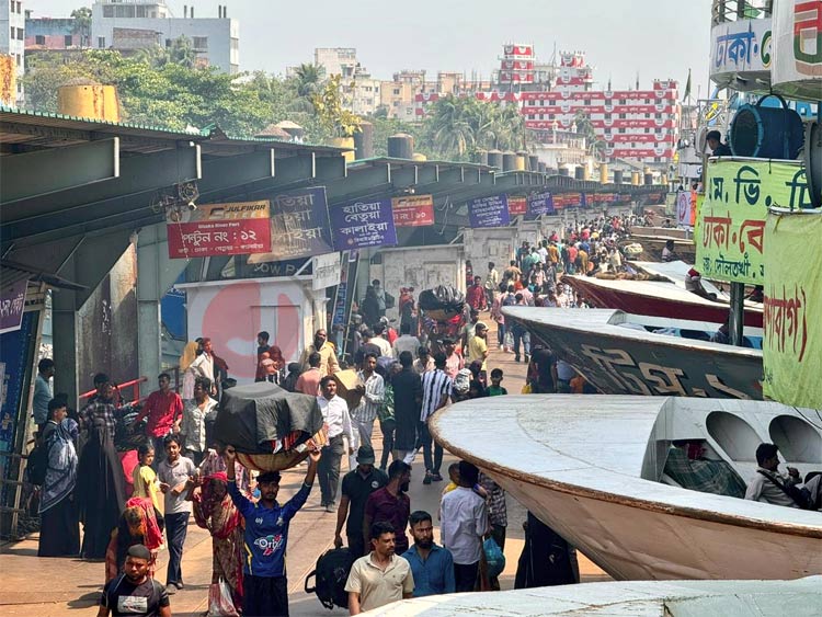 সদরঘাটে যাত্রীর চাপ বাড়ছে, ফ্রি কুলি ও ট্রলি সুবিধায় স্বস্তি