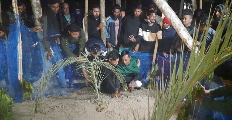 স্ত্রী-সন্তানের কবরের মাটি ছুঁয়ে অঝোরে কাঁদলেন সাদ্দাম, চাইলেন বিচার