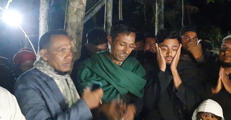 স্ত্রী-সন্তানের কবরের মাটি ছুঁয়ে অঝোরে কাঁদলেন সাদ্দাম, চাইলেন বিচার