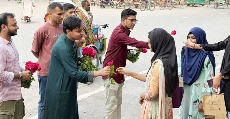 শিক্ষার্থীদের গোলাপ দিয়ে প্রচারণা শুরু করলেন সাদী