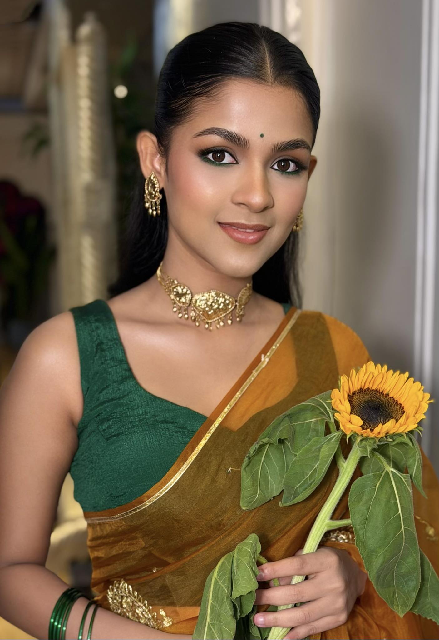 নজরকাড়া সাদিয়ার ঈদ লুক