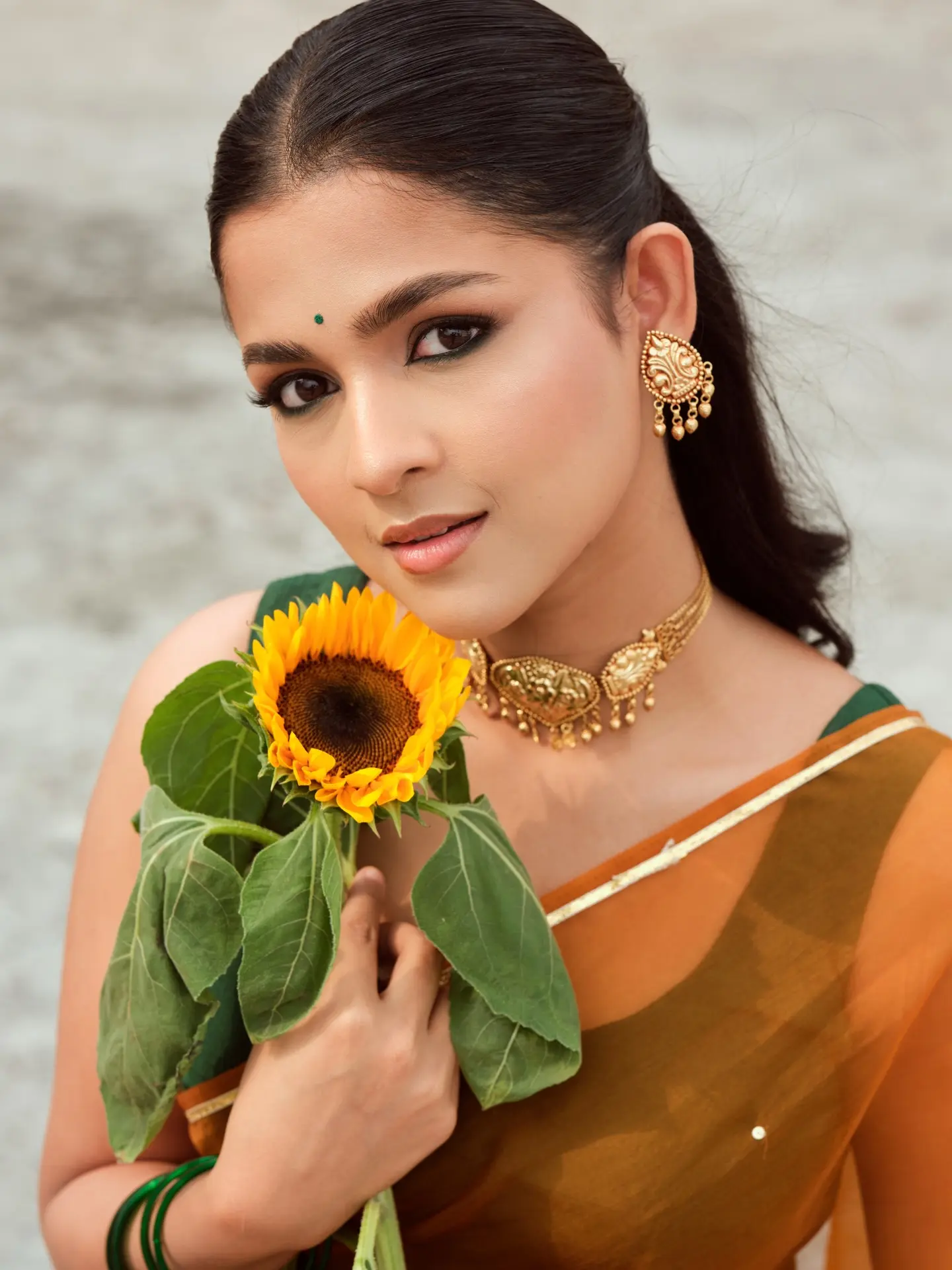 স্লিভলেস ব্লাউজ আর কমলা শাড়িতে মায়াবী সাদিয়া