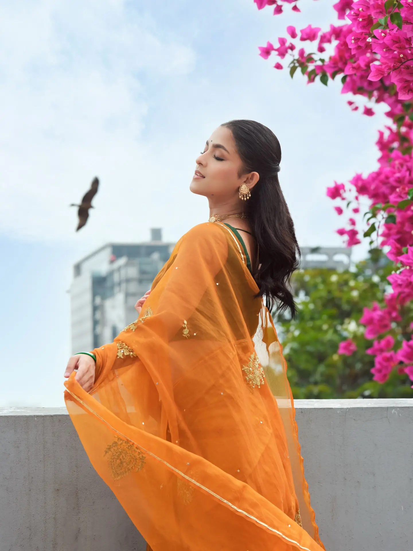 স্লিভলেস ব্লাউজ আর কমলা শাড়িতে মায়াবী সাদিয়া