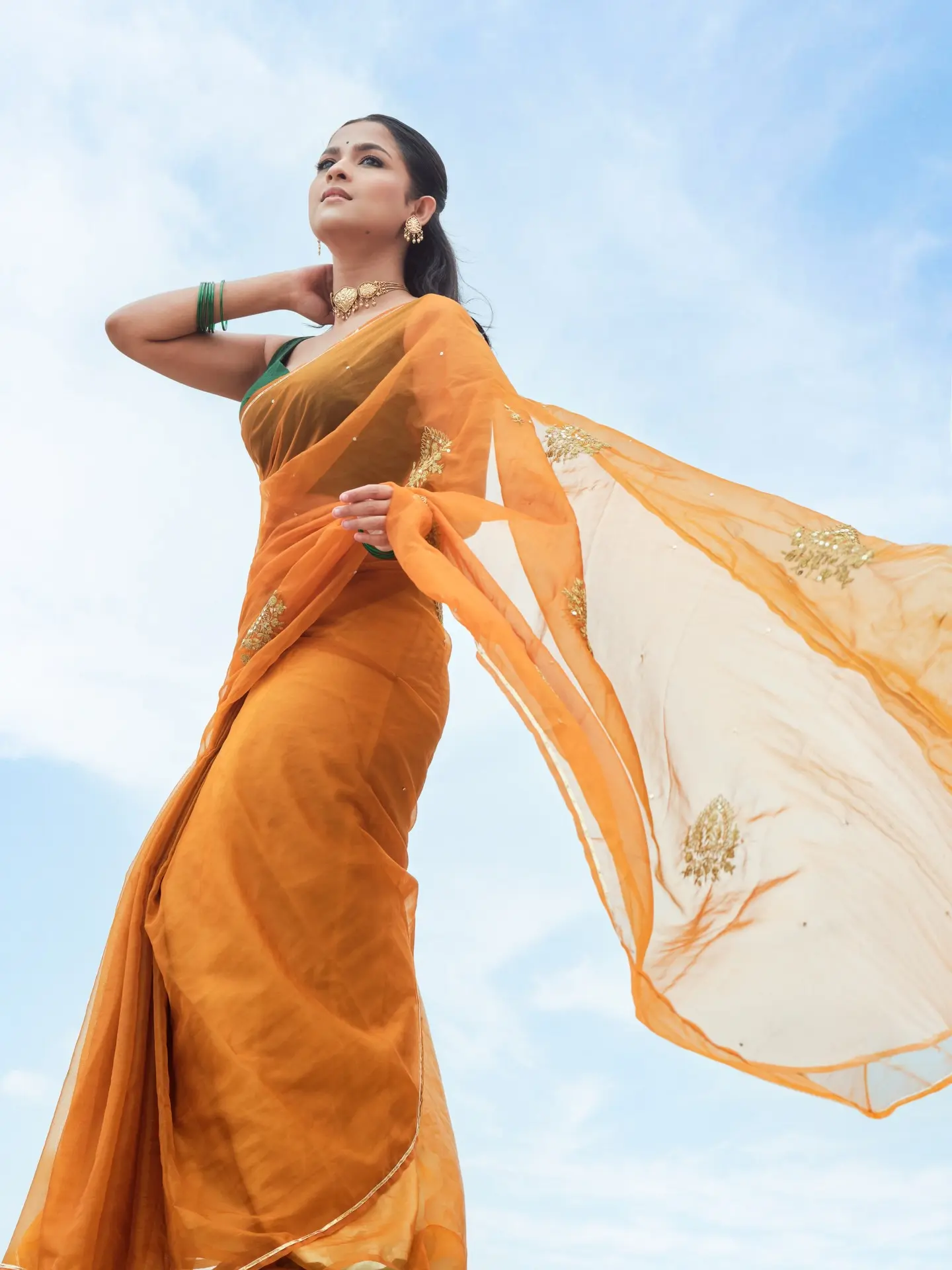 স্লিভলেস ব্লাউজ আর কমলা শাড়িতে মায়াবী সাদিয়া