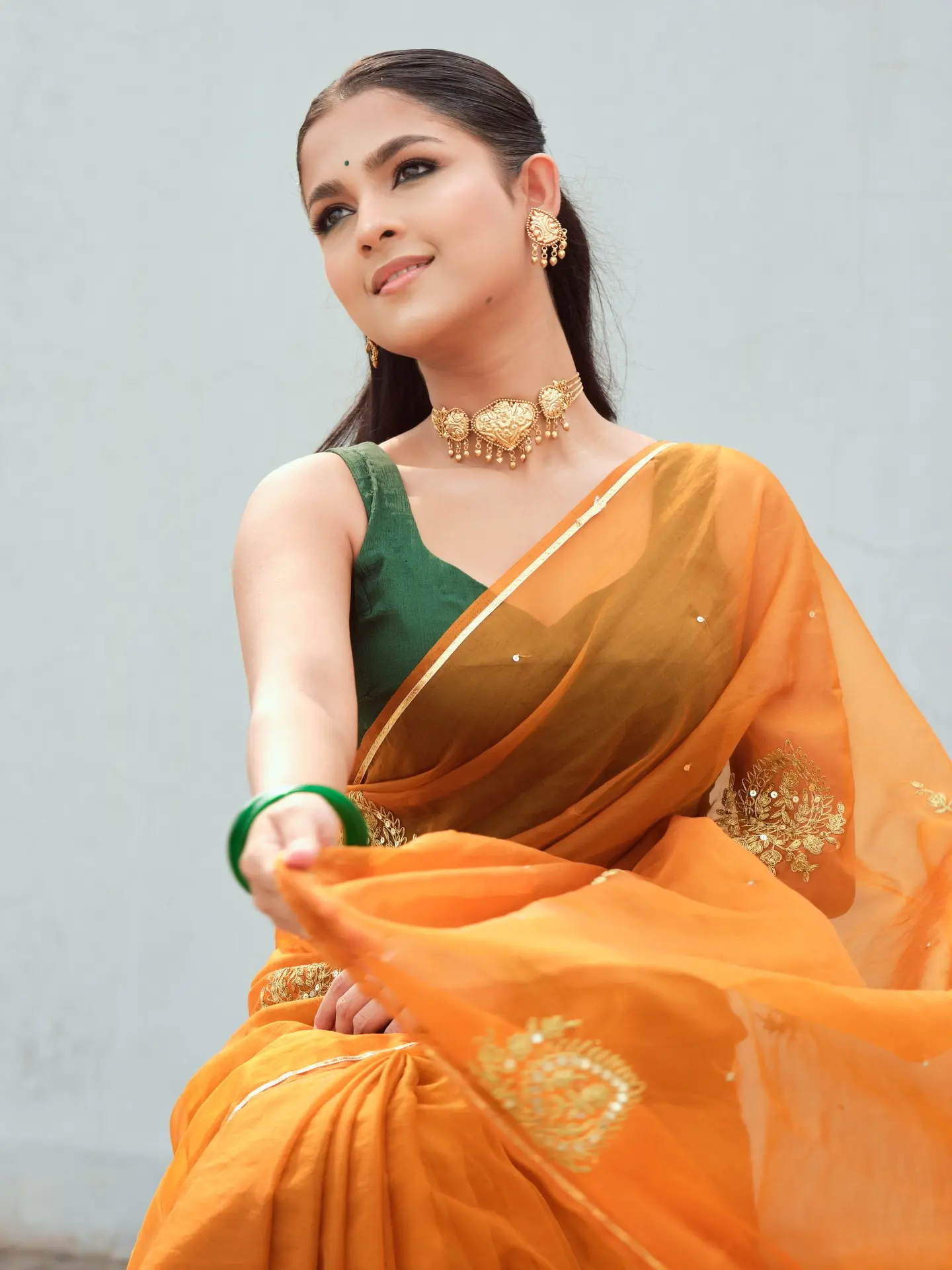 স্লিভলেস ব্লাউজ আর কমলা শাড়িতে মায়াবী সাদিয়া