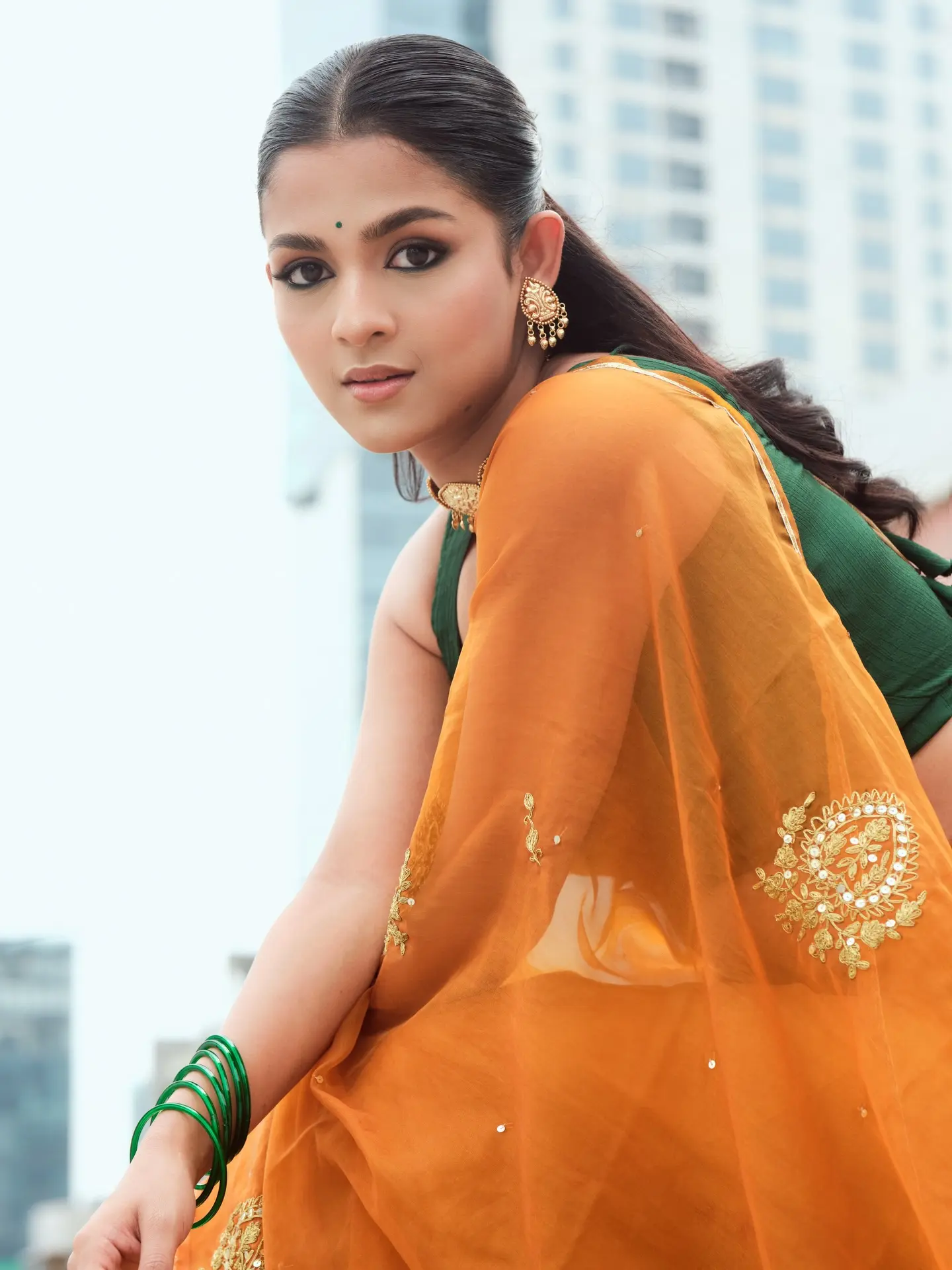 স্লিভলেস ব্লাউজ আর কমলা শাড়িতে মায়াবী সাদিয়া