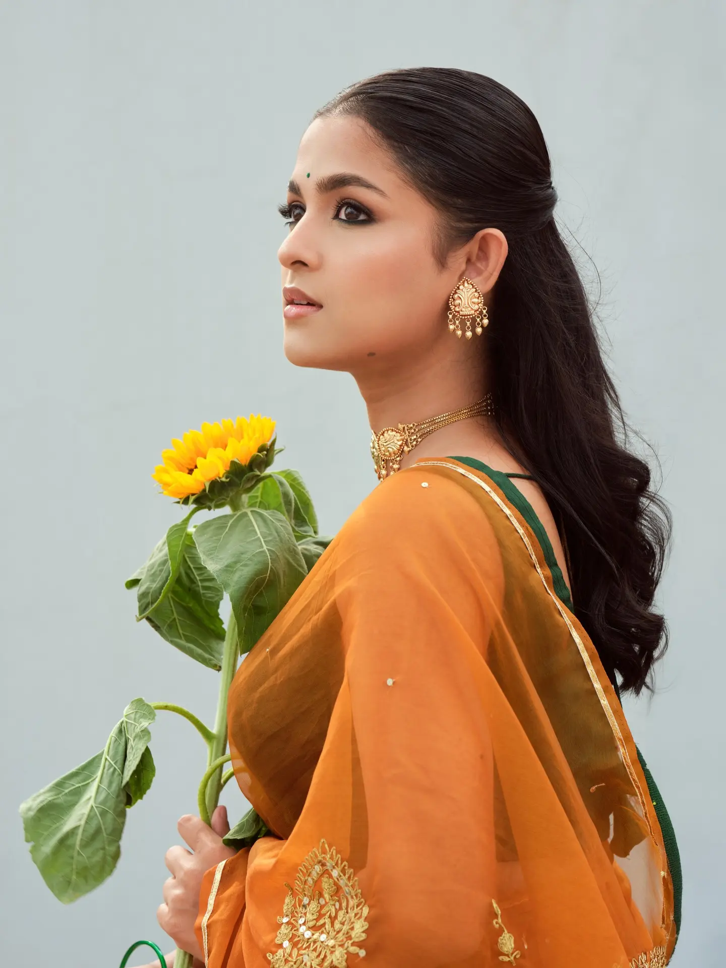 স্লিভলেস ব্লাউজ আর কমলা শাড়িতে মায়াবী সাদিয়া