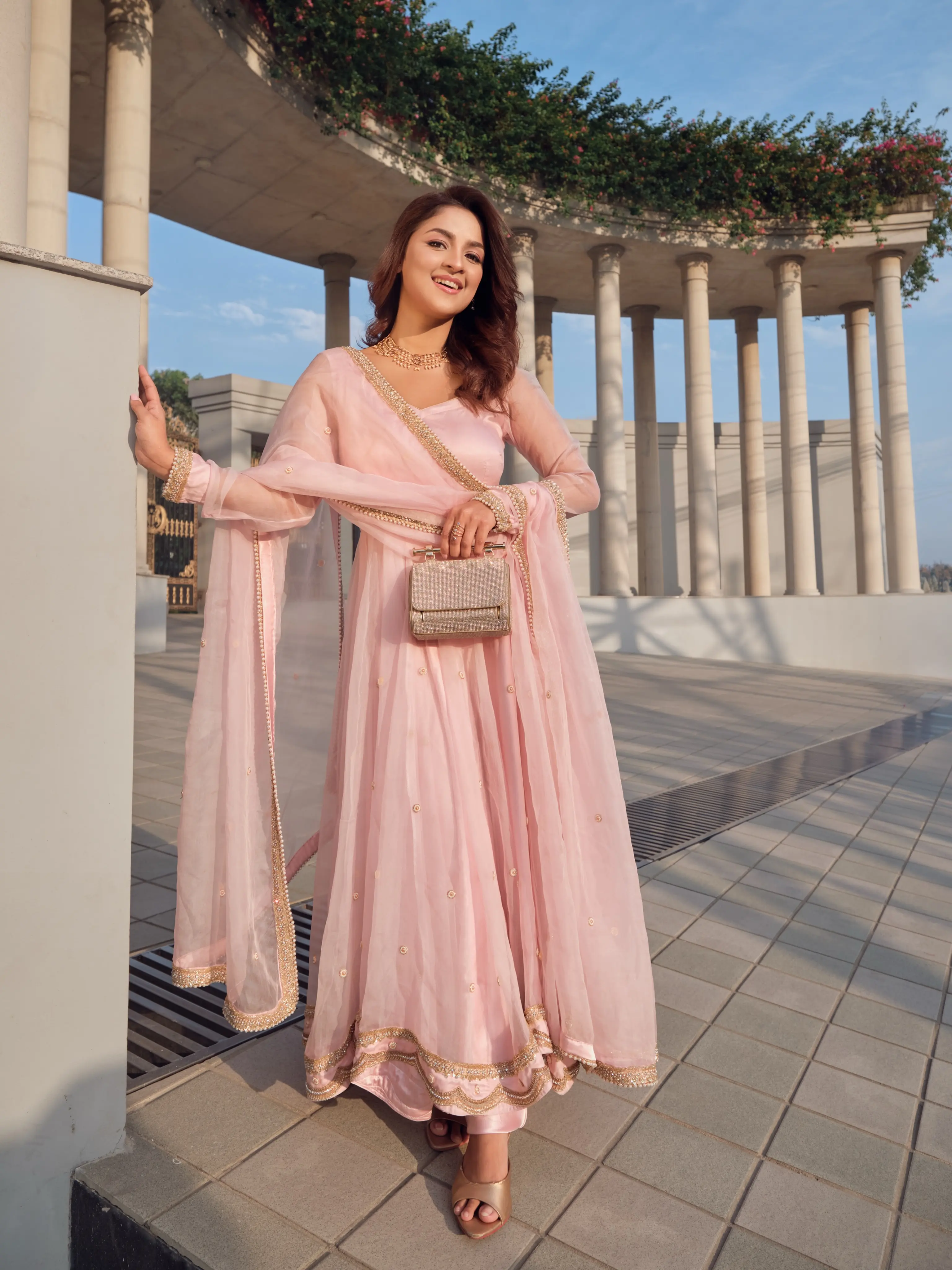 আনারকলির স্নিগ্ধতায় মুগ্ধতা ছড়ালেন সাদিয়া