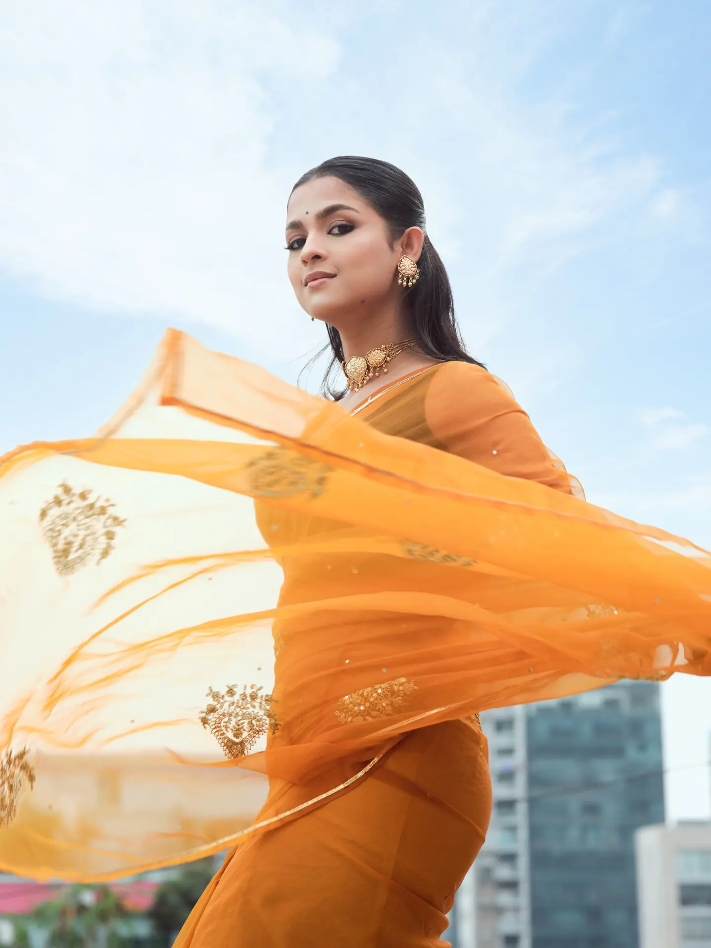 স্লিভলেস ব্লাউজ আর কমলা শাড়িতে মায়াবী সাদিয়া