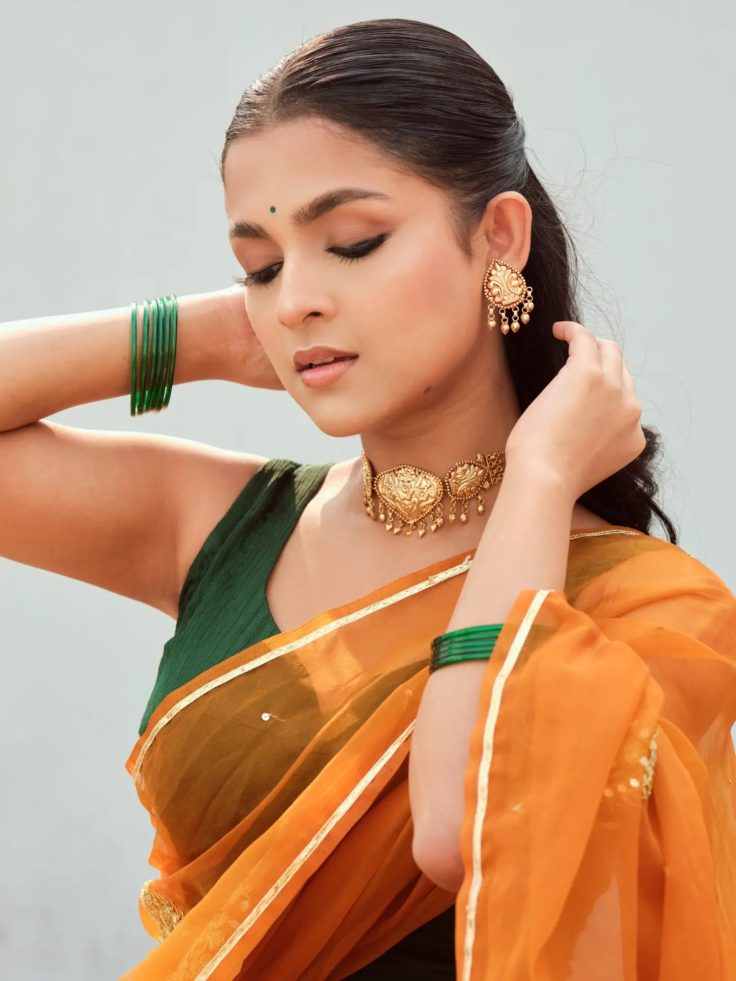 স্লিভলেস ব্লাউজ আর কমলা শাড়িতে মায়াবী সাদিয়া