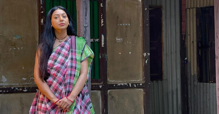 ব্লাউজ ছাড়া শাড়িতে, প্রভাকে কি চেনা যায়