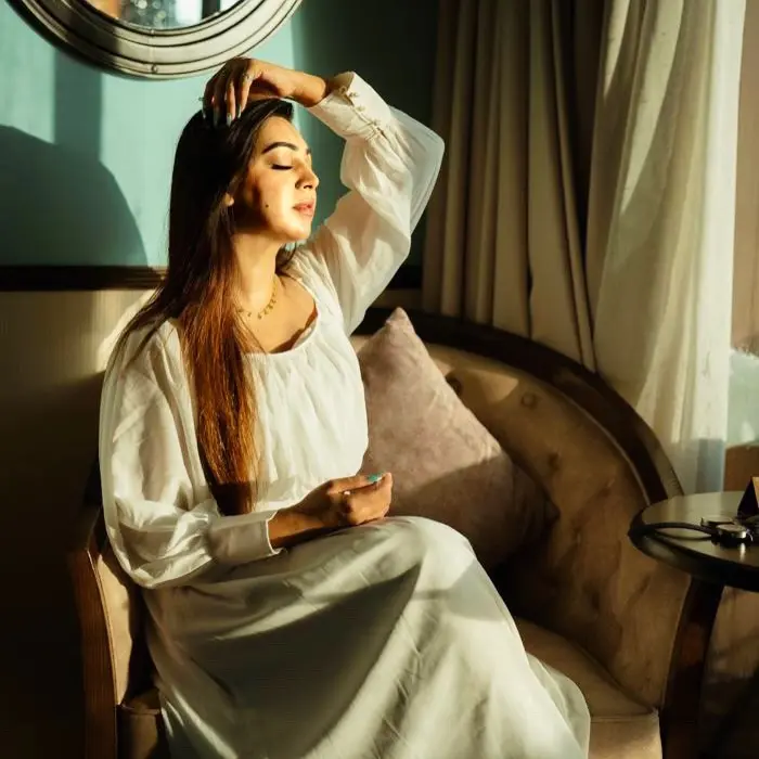 সাদার সরল সাজেই নজর কাড়লেন প্রভা