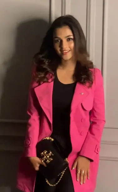 হট পিংকে আত্মবিশ্বাসী সাদিয়া