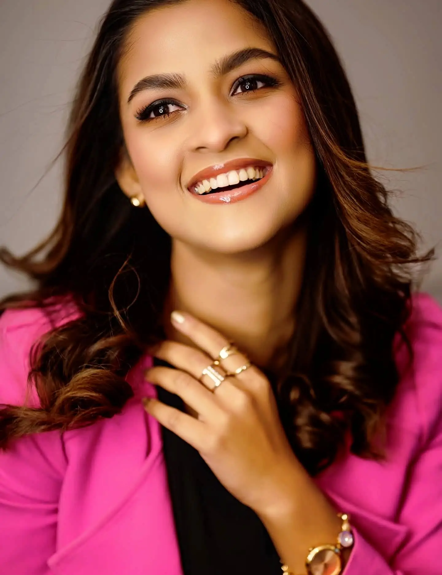 হট পিংকে আত্মবিশ্বাসী সাদিয়া